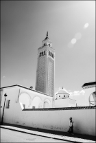 Femme devant la mosquée de La Marsa